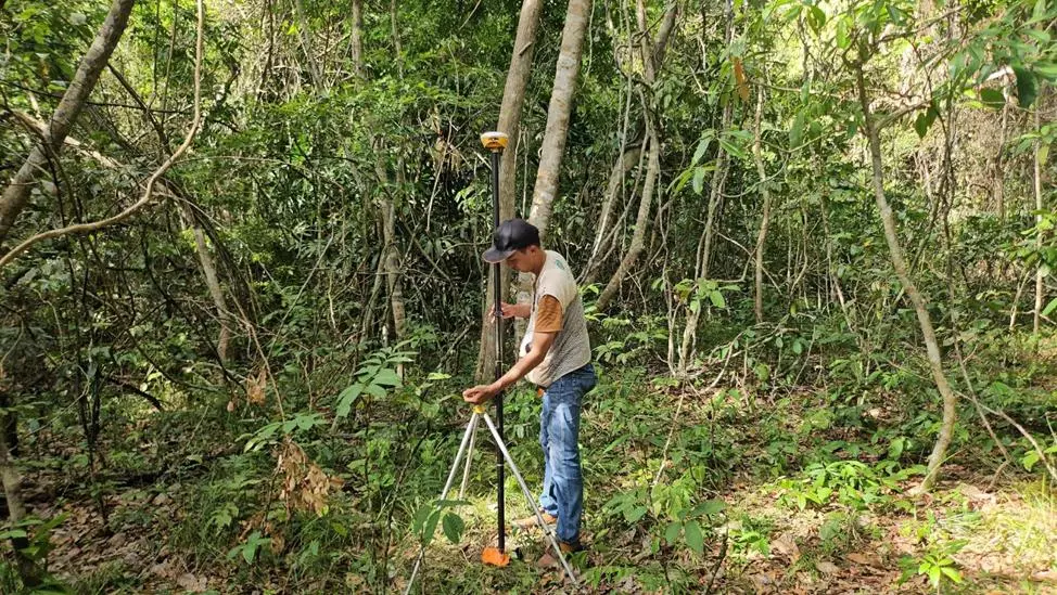 Nhân viên Bách Việt đang đo đạc điểm GCP