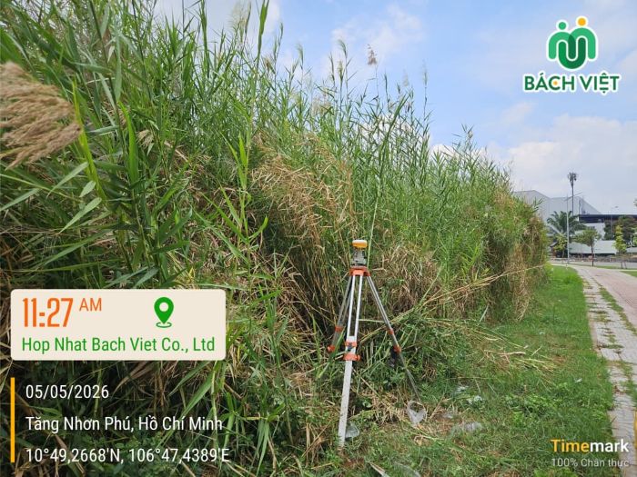 Hình 1: Kỹ sư Bách Việt định vị vệ tinh GNSS RTK tại khu vực hành lang cây xanh sát ranh giới dự án vào lúc 11:27 AM