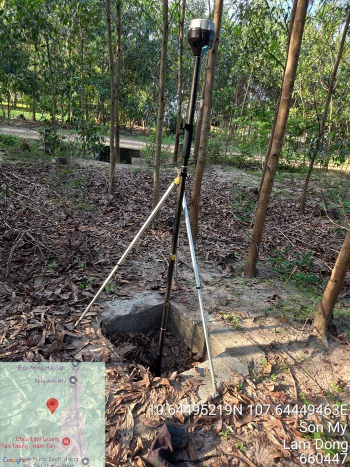 Thiết bị thu GNSS được bố trí ổn định trên chân máy tại một điểm mốc hiện hữu trong khu vực khảo sát.