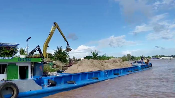 Đo trữ lượng cát sà lan bằng công nghệ Lidar 2 Bề mặt cát trên sà lan có hình dạng không đều cần quét LiDAR để tính thể tích