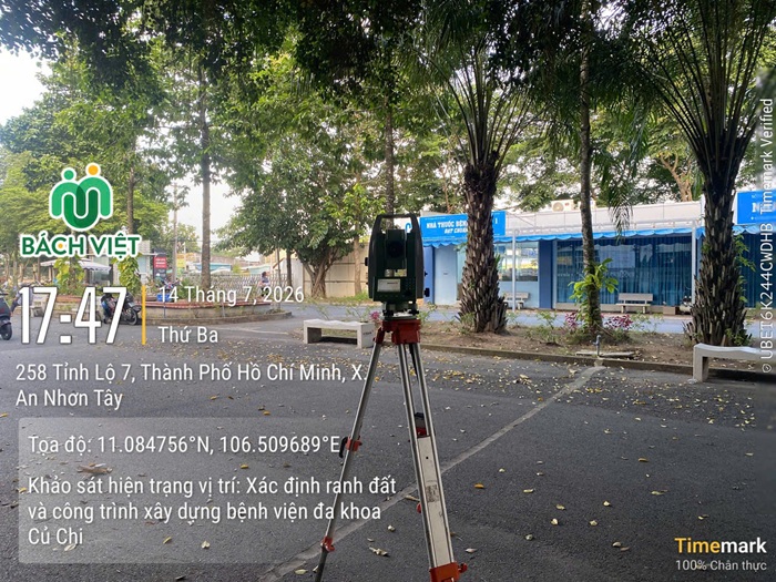 Máy toàn đạc đo đạc địa chính trong khuôn viên Bệnh viện Đa khoa Củ Chi