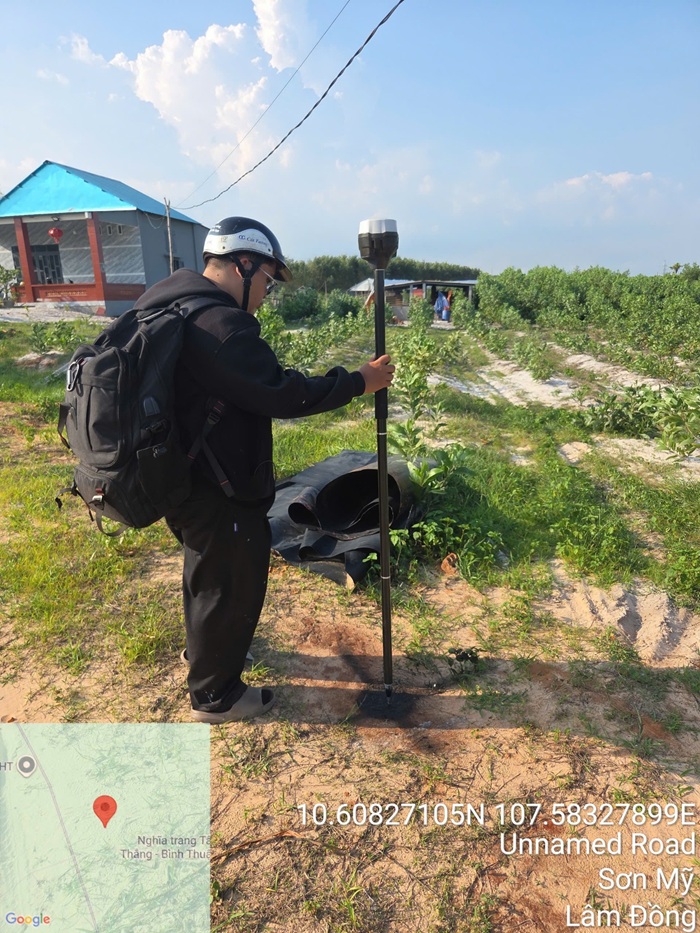 Kỹ thuật viên Bách Việt United thu thập điểm địa hình bằng thiết bị GNSS tại khu vực canh tác thuộc xã Sơn Mỹ.