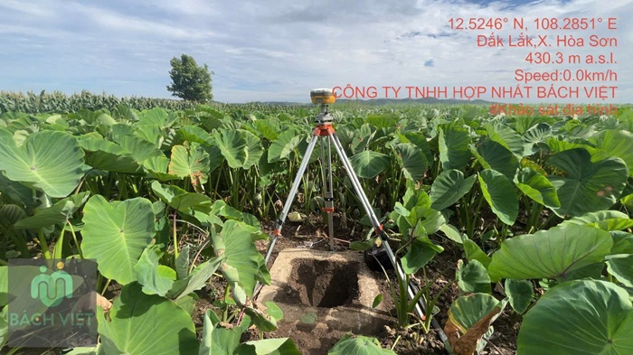 Thiết bị GNSS khảo sát địa hình bố trí trong khu canh tác tại xã Hòa Sơn
