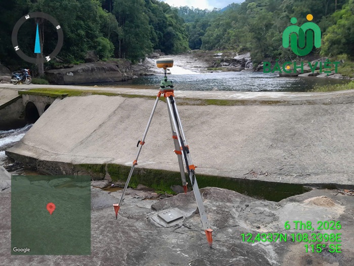 Thiết bị GNSS khảo sát cạnh công trình dẫn nước tại xã Hòa Sơn, Đắk Lắk