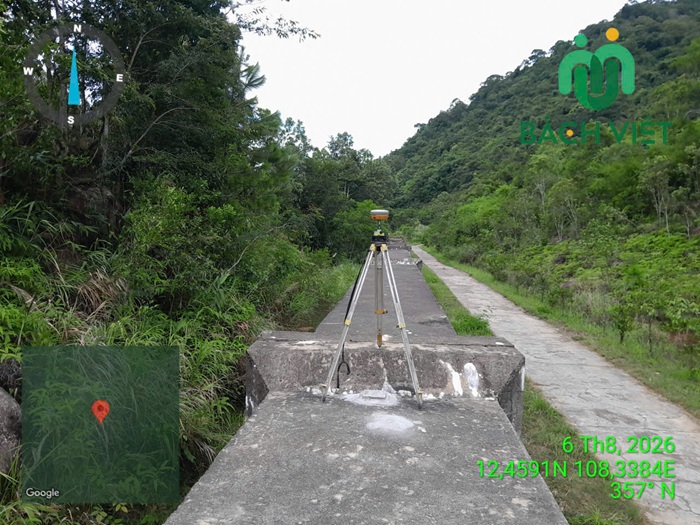 Thiết bị GNSS bố trí trên tuyến bê tông miền núi tại xã Hòa Sơn