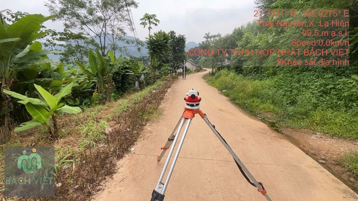 Máy thủy bình khảo sát địa hình đặt trên đường dân sinh tại xã La Hiên, Thái Nguyên