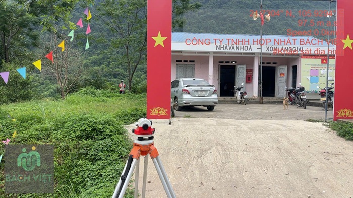 Bố trí máy thủy bình gần khu dân cư trong dự án khảo sát địa hình xã La Hiên