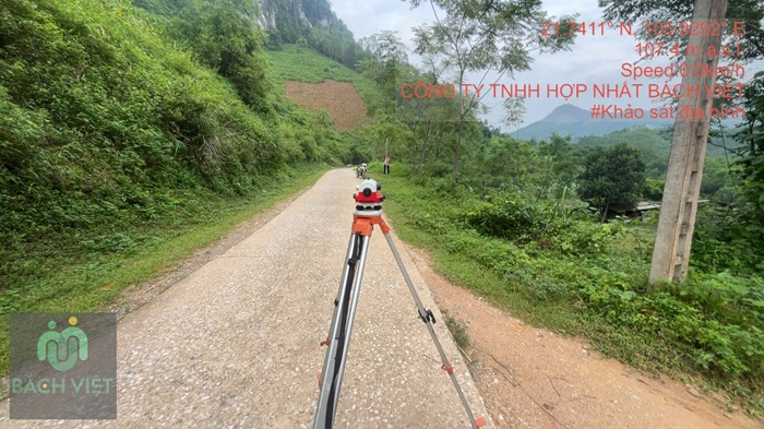 Máy thủy bình bố trí trên tuyến đường dốc trong dự án khảo sát địa hình La Hiên