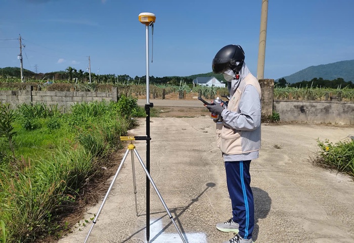 Kỹ thuật viên đo GNSS trên tuyến đường nội bộ tại xã Tân Lập, Lâm Đồng