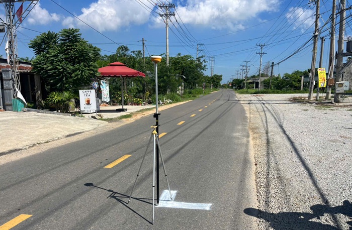 Thiết bị GNSS khảo sát địa hình được bố trí trên mặt đường tại xã Tân Lập