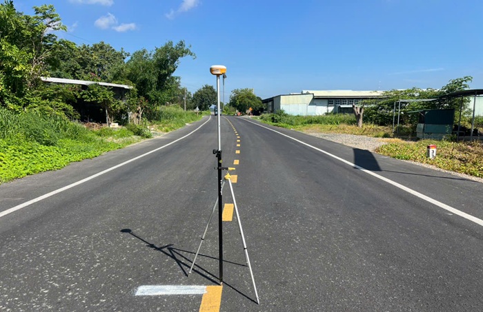 Thiết bị GNSS đo điểm địa hình trên tuyến đường nhựa tại xã Tân Lập, Lâm Đồng