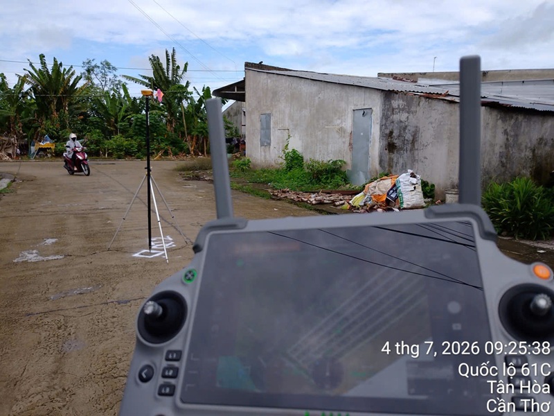 Kỹ sư Bách Việt United sử dụng máy định vị vệ tinh GNSS RTK Trimble R8s để thiết lập mốc khống chế tọa độ VN-2000