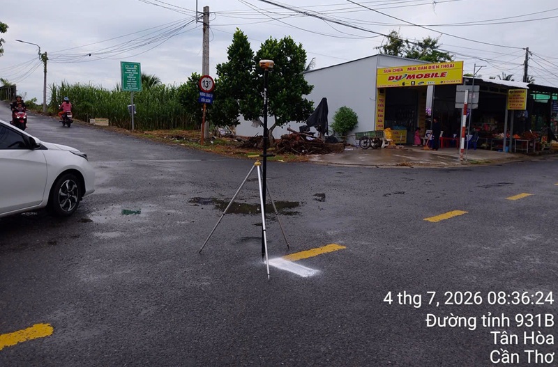 Kỹ thuật viên Bách Việt United vận hành máy toàn đạc điện tử Leica TS06 Plus trên địa hình phức tạp