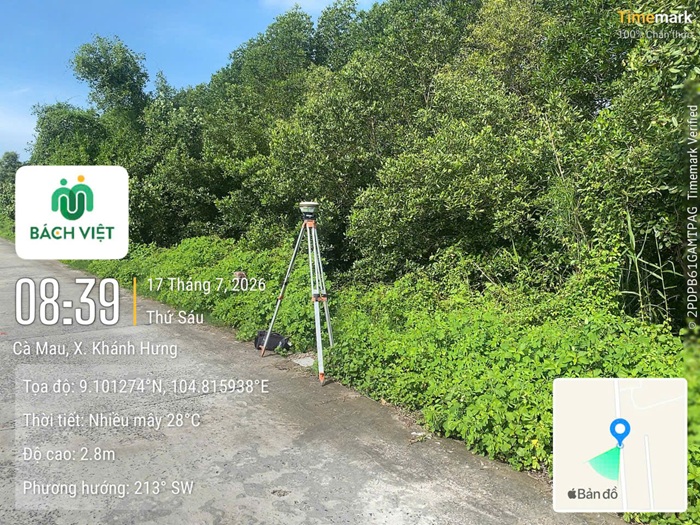 Thiết bị GNSS đặt trên đường bê tông cạnh cây xanh trong dự án khảo sát địa hình Khánh Hưng