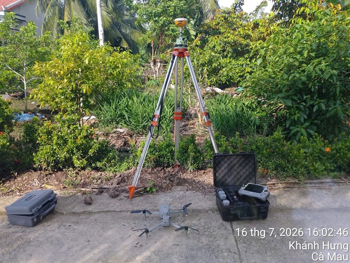 Bộ thiết bị GNSS và thiết bị bay không người lái tại hiện trường khảo sát Khánh Hưng, Cà Mau