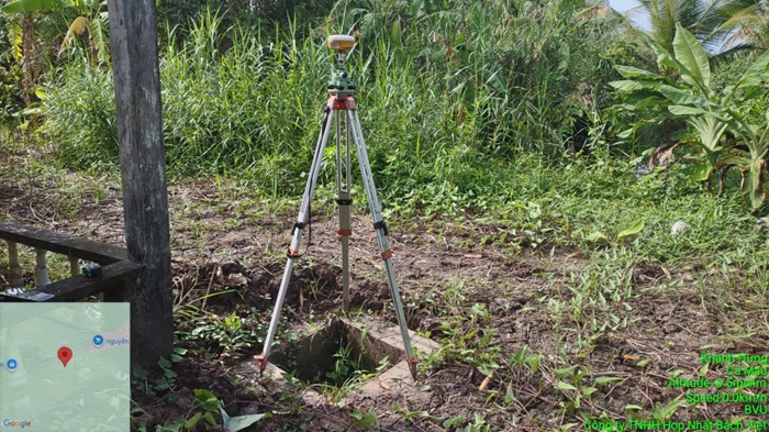 Thiết bị GNSS bố trí trên nền đất vườn trong dự án khảo sát địa hình xã Khánh Hưng