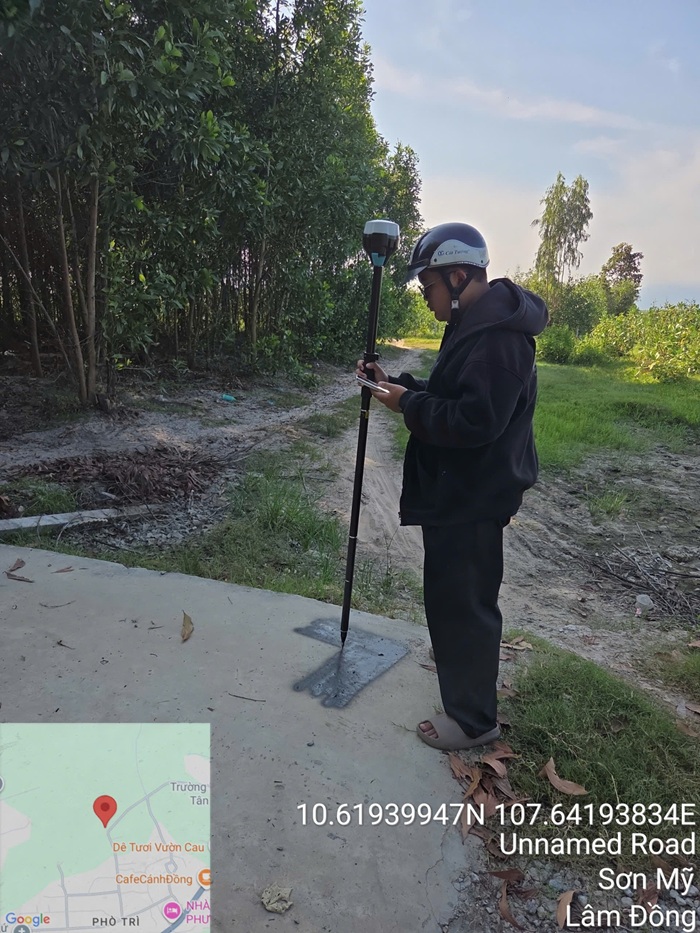 Thu thập dữ liệu địa hình dọc tuyến đường hiện hữu, đồng thời ghi nhận sự chuyển tiếp giữa mặt đường, lề đường và khu đất liền kề.