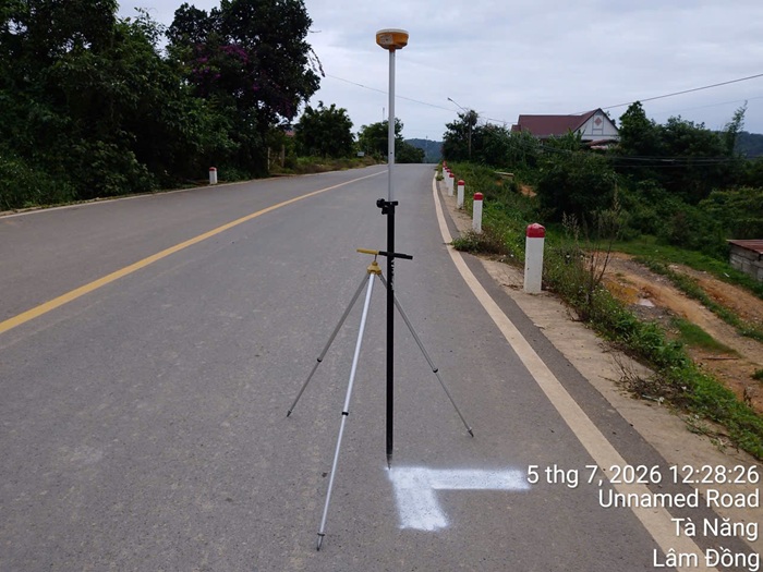 Thiết bị GNSS trên tuyến đường nhựa có cọc tiêu tại xã Tà Năng