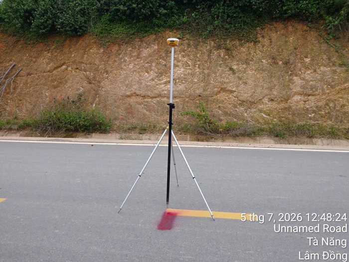 Thiết bị GNSS khảo sát đoạn đường cạnh taluy đào tại xã Tà Năng