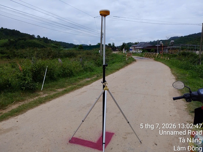 Thiết bị GNSS khảo sát đường bê tông qua khu dân cư xã Tà Năng