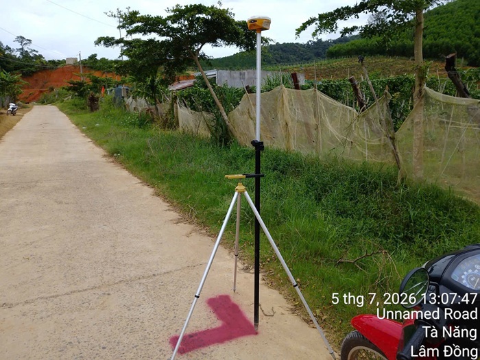 Khảo sát địa hình đường bê tông cạnh vườn cây và đất canh tác Tà Năng