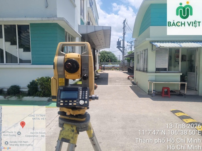 Máy toàn đạc tại lối vào khối nhà Công ty TSM Việt Nam