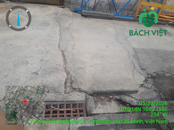 Nền bê tông có vết nứt cạnh miệng thu song chắn tại SaiGon Metal