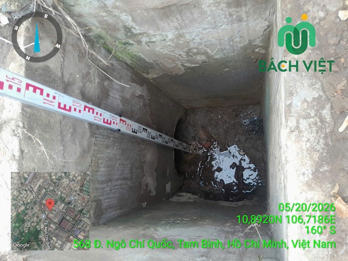 Thước đo trong hố bê tông có nước đọng tại dự án SaiGon Metal