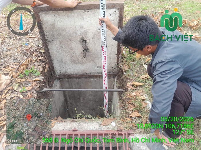 Nhân sự Bách Việt giữ thước tại miệng hố bê tông