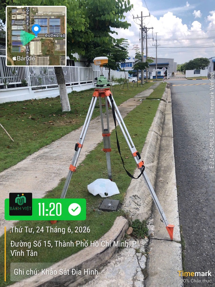 Thiết bị GNSS trên vỉa hè tại Công ty CanPac KCN VSIP II-A