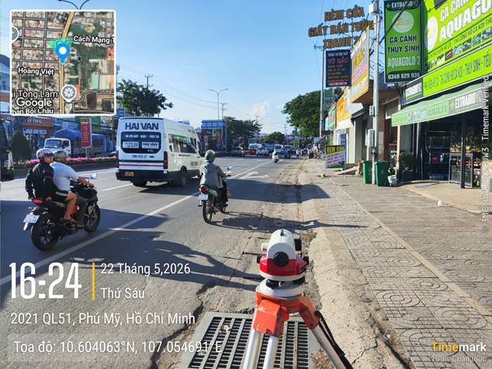 Máy thủy bình đo đạc trên Quốc lộ 51 tại Phú Mỹ trong dự án Nhà máy gạch Viglacera