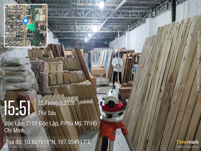 Máy thủy bình đo hiện trạng bên trong kho vật liệu Nhà máy gạch Viglacera